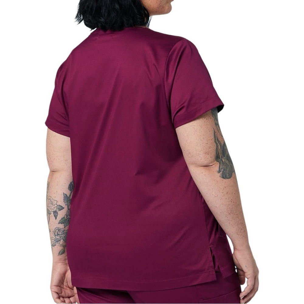 Women's Classic Fit V-Neck Stretch Scrub Top Wine Burgundy NWT Amazon Essentials - Picture 6 of 6